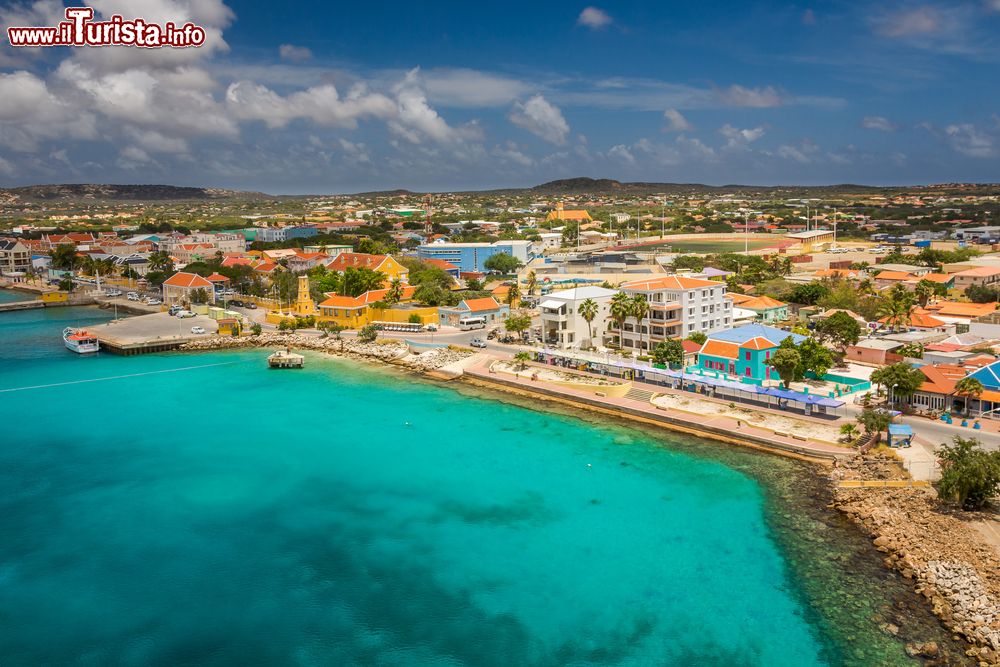 Immagine Arrivo a Kralendijk, capitale di Bonaire, in nave. La fondazione della cittadina risale al 1639 quando gli olandesi costruirono Fort Oranje per difendere il porto dell'isola.