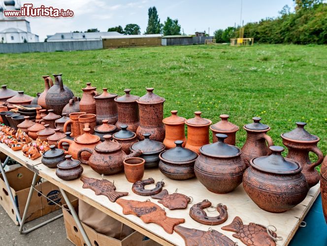 Immagine Artigianato a Rostov Velikij, Russia - Passeggiando per lo storico quartiere del Cremlino si incontrano pochi negozi di souvenir. Sono soprattutto i piani terra degli edifici ad ospitare le attività commerciali di cui vivono gli abitanti di Rostov. Se cercate qualche bottega o bancarella di artigianato le troverete a due passi dal Cremlino. In questa immagine, anfore, vasellame e oggetti in ceramica e terracotta © Igor Simanovskiy / Shutterstock.com