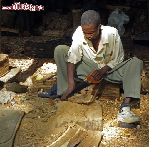 Immagine Malindi, Kenya: un lavoratore della cooperativa artigiana fondata per sostenere il lavoro degli intagliatori di legno locali - foto ©Maurizio Biso / Shutterstock.com