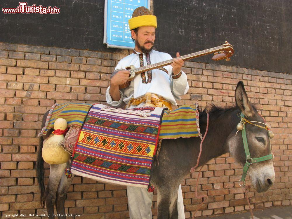 Immagine Artista di strada nella vecchia città di Kashgar in Cina - © Abd. Halim Hadi / Shutterstock.com