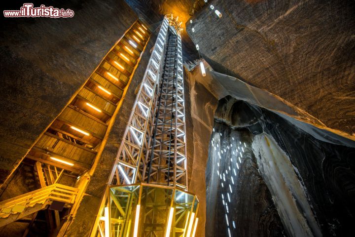 Immagine Un vertiginoso ascensore all'interno della minera di Salina Turda in Romania - © RossHelen / Shutterstock.com