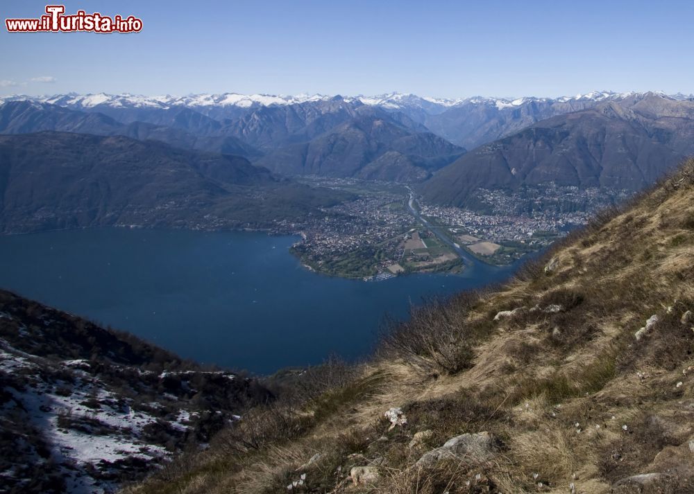 Immagine La città di Ascona e il Lago Maggiore fotografati dal punto panoramico del Monte Gambarogno sule Alpi