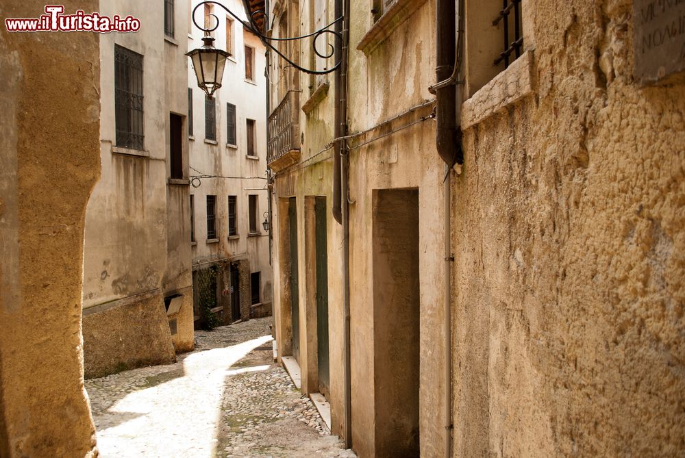 Immagine Asolo: un vicolo tra le case del centro del piccolo borgo in provincia di Treviso.