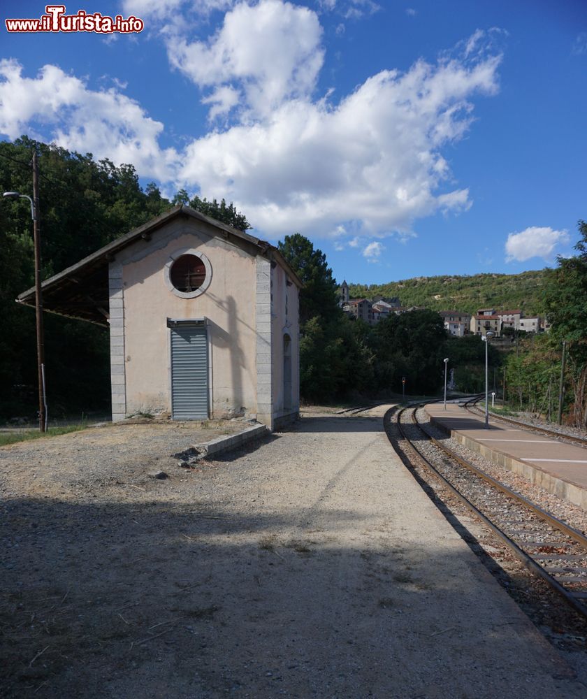 Immagine Aspettando il treno alla stazione di Venaco, Corsica.