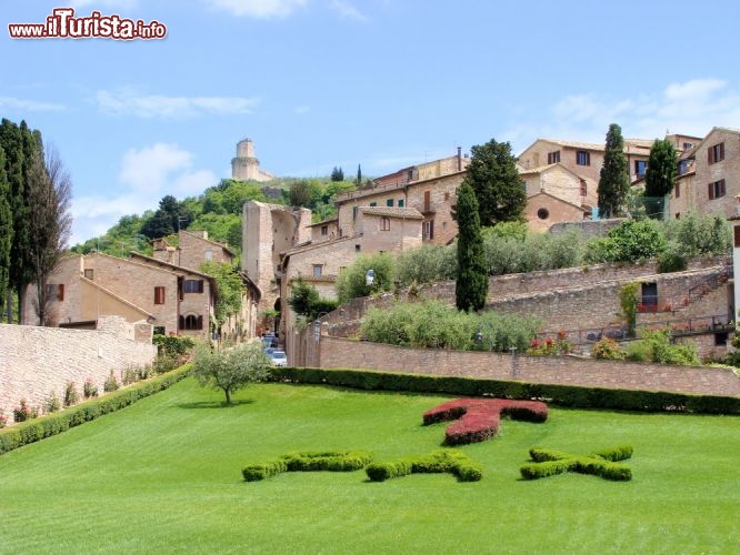 Immagine Assisi fotografata dal piazzale della Basilica di San Francesco. Comune umbro della provincia di Perugia, conosciuto per essere il luogo in cui nacquero, vissero e morirono il patrono d'Italia San Francesco e santa Chiara, Assisi è situata sul versante nord occidentale del monte Subasio in una posizione leggermente rialzata rispetto alla valle umbra settentrionale. Scattata dal piazzale della basilica voluta da papa Gregorio IX° come "specialis ecclesia", questa fotografia immortala il suggestivo scorcio panoramico offerto dalla città - © JeniFoto / Shutterstock.com