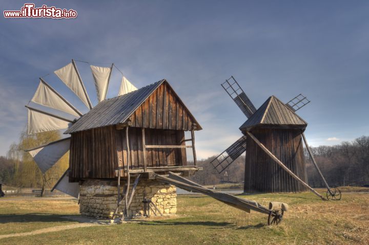 Immagine Museo etnografico di Sibiu, Romania - Con i suoi 96 ettari, ASTRA è il più grande museo etnografico a cielo aperto della Romania e forse di tutta Europa. Ospita circa 350 edifici perfettamente ricostruiti in loco che illustrano il patrimonio tecnico del paese: si può passeggiare fra mulini a vento e ad acqua, case di artigiani, fucine e chiese © Gabriela Insuratelu / Shutterstock.com