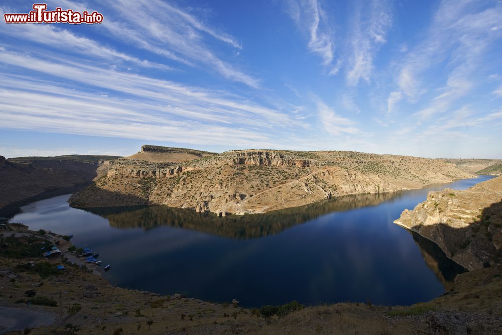 Immagine Asur Kalesi, Diyarbakir (Turchia): il paesaggio brullo si riflette nell'acqua.