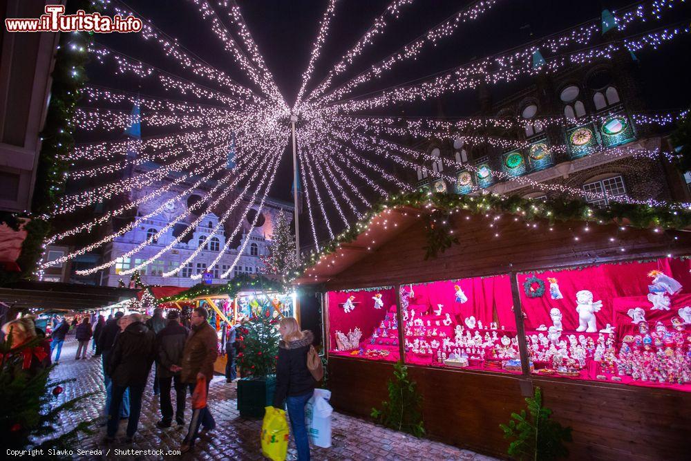 Immagine Atmosfera natalizia nella città di Lubecca by night, Germania. Luminarie e bancarelle al tradizionale mercatino dell'Avvento nel centro storico cittadino - © Slavko Sereda / Shutterstock.com