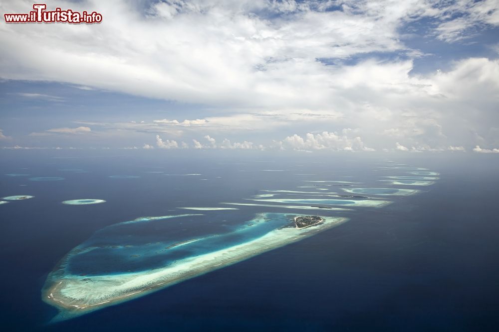 Immagine Oceano Indiano: le isole e la barriera corallina vista dall'aereo che sorvola l'atollo di Ari Sud, Maldive - foto © Shutterstock.com