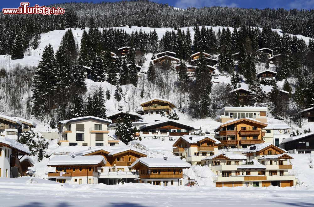 Immagine Austria, architettura tradizionale per le case nel villaggio di Saalbach-Hinterglemm.