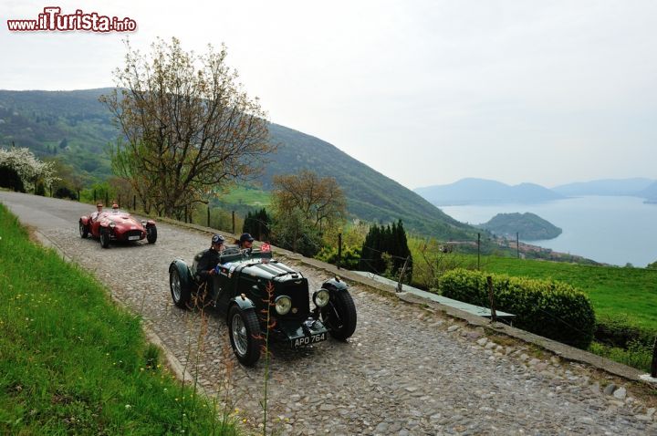 Immagine Auto d'epoca sulle strade sopra Sulzano, con vista sul Lago d'Iseo - © Roberto Cerruti / Shutterstock.com