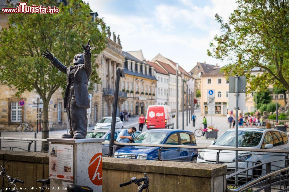 Immagine Auto parcheggiate in una strada di Bayreuth, Germania. In primo piano, la statua di Richard Wagner - © AndrijaP / Shutterstock.com