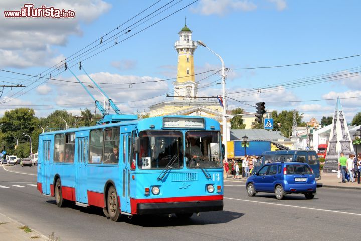 Immagine Per raggiungere Kostroma, oltre a treno e aereo, si può scegliere come mezzo di trasporto anche l'autobus, nello specifico quello che percorre l'autostrada di Yaroslavl e che collega con la capitale Mosca in circa 5 ore di viaggio. I mezzi pubblici sono anche molto utilizzati per spostarsi in città seppur per attraversarla a piedi sia sufficiente poco più di mezz'ora  - © Art Konovalov / Shutterstock.com