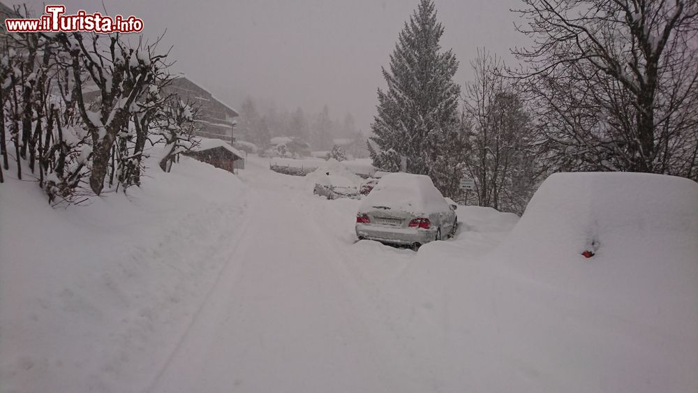 Immagine Autombili sepolte dalla neve durante una forte nevicata nel 2017 a Ovronnaz, Svizzera.
