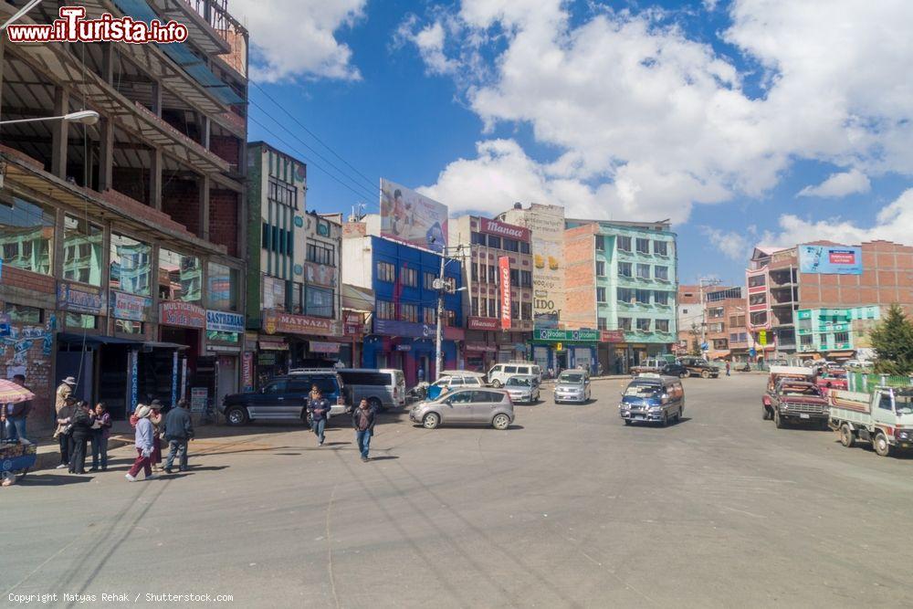 Immagine Automobili in una strada di El Alto, Bolivia. Lo sapevate che El Alto, con i suoi 4150 metri sul l.d.m., è la seconda città più alta al mondo? - © Matyas Rehak / Shutterstock.com