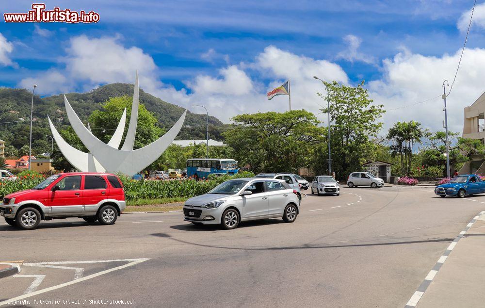 Immagine Automobili in una strada di Victoria, capitale di Mahé, Seychelles (Africa) - © Authentic travel / Shutterstock.com