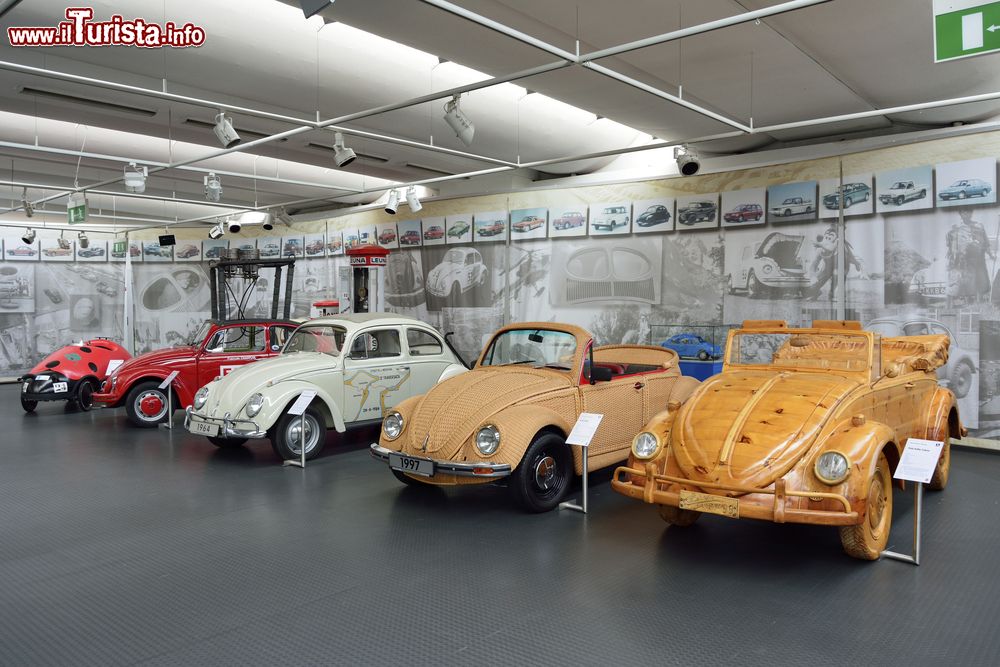Immagine L'AutoMuseum di Wolfsburg, con le auto Volkswagen: qui nacque l'antenato del maggiolino, poco prima della Seconda Guerra Mondiale - © Alizada Studios / Shutterstock.com