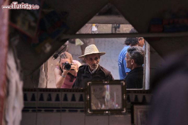 Immagine Autoscatto allo specchio nel souk di Marrakech, Marocco - Una simpatica immagine scattata in una bottega del souk di Marrakech, a pochi passi dalla piazza Jamaa el Fna