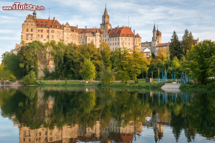 Immagine Autunno al castello di Sigmaringen, Germania - Un suggestivo scorcio fotografico del castello di Sigmaringen fotografato nel periodo autunnale con le fronde degli alberi che cominciano ad ingiallire assumendo poi tutte le tonalità tipiche di questa stagione © tichr / Shutterstock.com