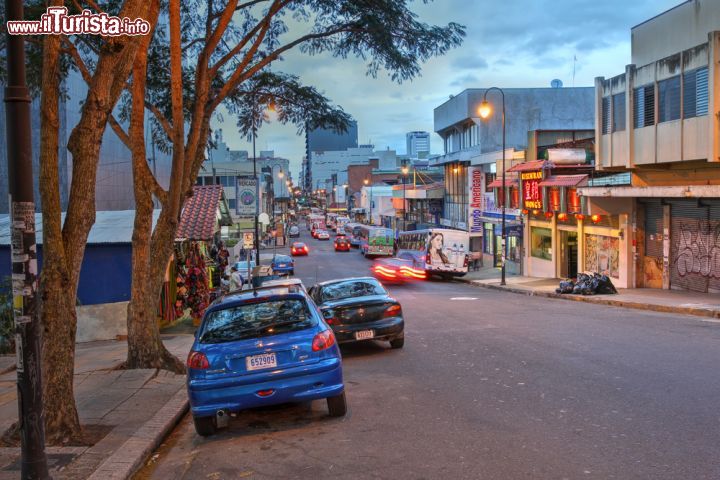 Immagine Crepuscolo lungo Avenida Central dalla Plaza de la Democracia di San José, Costa Rica. Le suggestive luci del calar del sole creano un'atmosfera ancora più avvolgente sul centro della città - © Mihai-Bogdan Lazar / Shutterstock.com