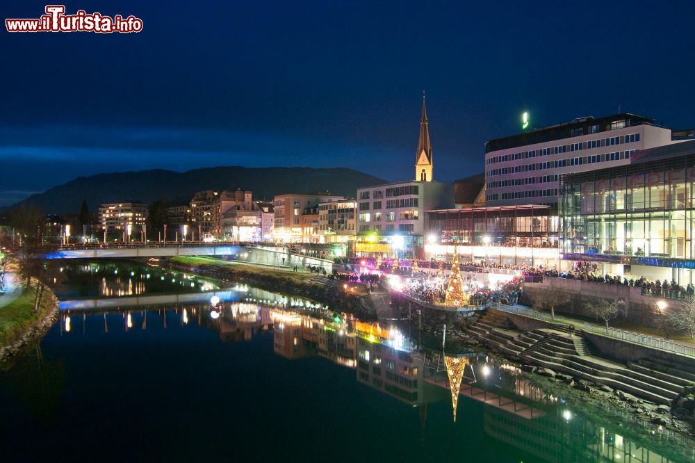 Immagine Avvento a Villach, le luminarie sul fiume nella città austriaca nel periodo natalizio.