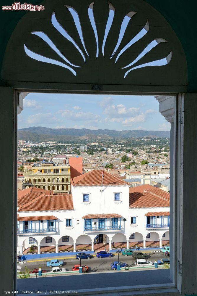 Immagine L'Ayuntamiento (il Municipio) di Santiago de Cuba su Parque Céspedes - © Stefano Ember / Shutterstock.com