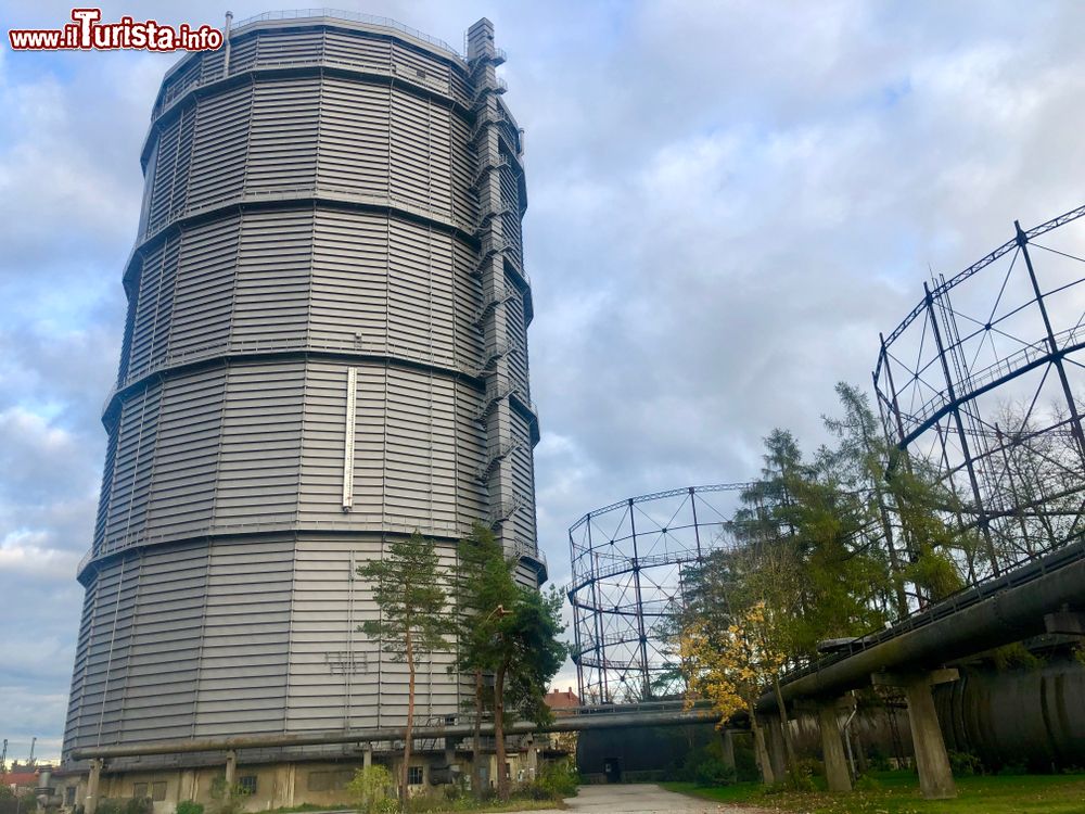 Immagine Azienda di gas con torre nella città di Augusta, Germania.