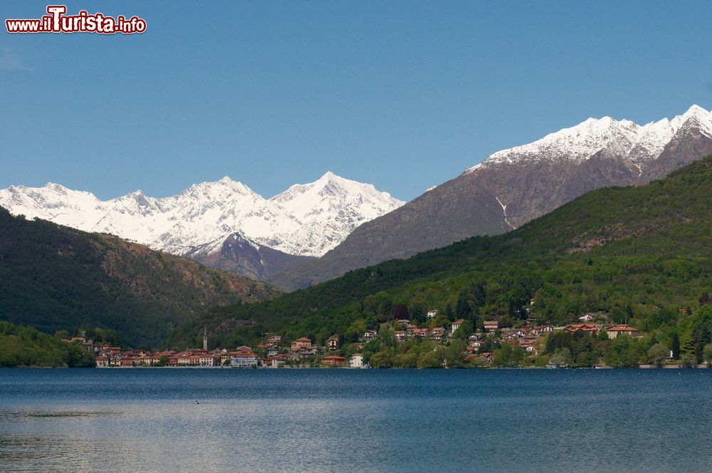 Immagine Il bacino lacustre di Mergozzo con le Alpi ricoperte di neve sullo sfondo, Piemonte.