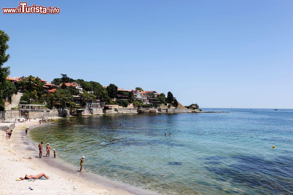 Immagine Bagnanti sulla spiaggia di Nesebăr affacciata sul Mar Nero, in Bulgaria - © Nenov Brothers Images / Shutterstock.com