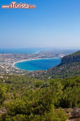 Immagine Un bel panorama della baia di Kamari nel sud dell'isola di Kos, Grecia (Dodecaneso) - © Anna Lurye / Shutterstock.com