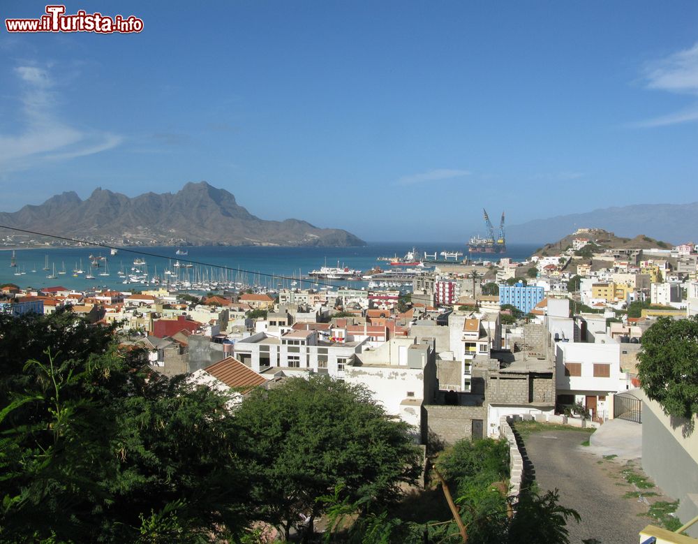Immagine La baia su cui si affaccia la città di Mindelo con i suoi 70.000 abitanti, che la rendono la seconda città più importante di Capo Verde dopo Praia, la capitale.