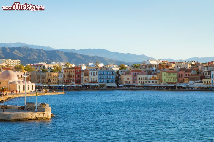 Immagine Baia e case storiche di Chania, isola di Creta. Questa bella località vive in funzione dell'estate  - © Neirfy / Shutterstock.com