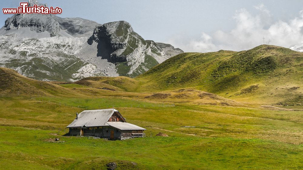 Immagine Una baita solitaria fra i monti di Hasliberg, Svizzera. Passeggiando alla scoperta di queste montagne si incontrano malghe e vecchie baite in legno e pietra.