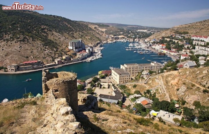 Immagine Balaklava, il fiordo del Mar Nero in primo piano la Fortezza Genovese di Cembalo