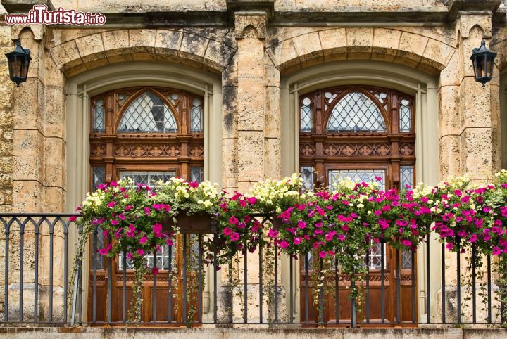 Immagine Balcone fiorito del castello di Sigmaringen, Baden-Wurtemberg, Germania - Un suggestivo scorcio panoramico sull'imponente costruzione della città tedesca: roccaforte in età medievale e poi lussuoso luogo di residenza dei principi, questo edificio è uno dei principali gioielli architettonici di questo angolo di Germania © Khirman Vladimir / Shutterstock.com