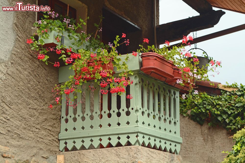 Immagine Un delizioso balcone fiorito nel borgo di Yvoire, in Francia.
