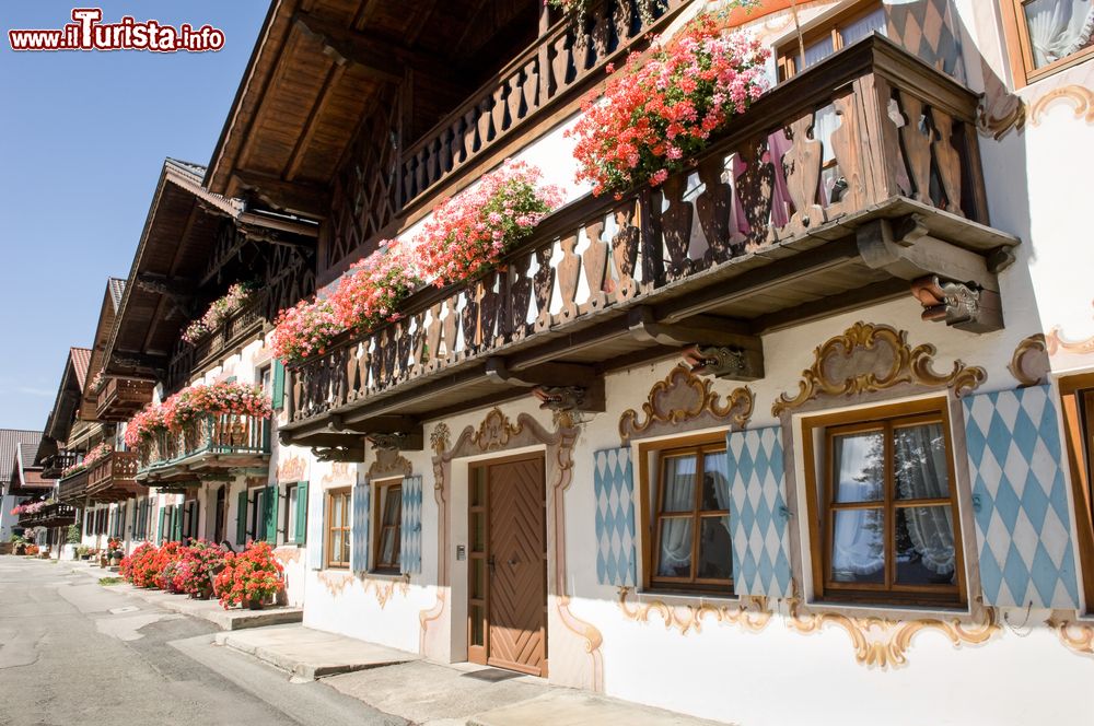 Immagine Balconi fioriti in un edificio del centro di Garmisch-Partenkirchen, Germania.
