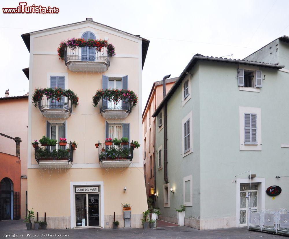 Immagine Balconi fioriti in un palazzo di Terni, Umbria - © serifetto / Shutterstock.com