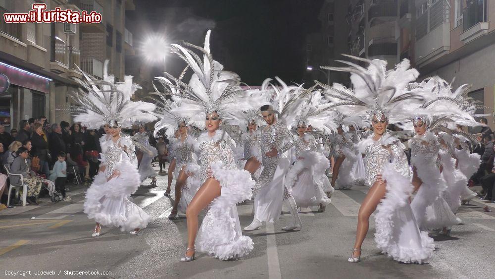 Immagine Ballerine durante il celebre Carnevale di Aguilas, Gran Canaria, Spagna. Quattro sfilate riempiono di colori e allegria le strade della città spagnola; è tradizione partecipare con maschere e costumi - © wideweb / Shutterstock.com