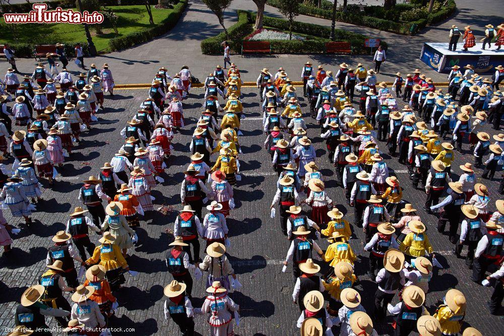 Immagine Ballerini nella piazza centrale di Arequipa, Perù. Si tratta del più grande evento di ballo folk peruviano a cui hanno preso parte 1247 coppie per stabile un record mondiale - © JeremyRichards / Shutterstock.com