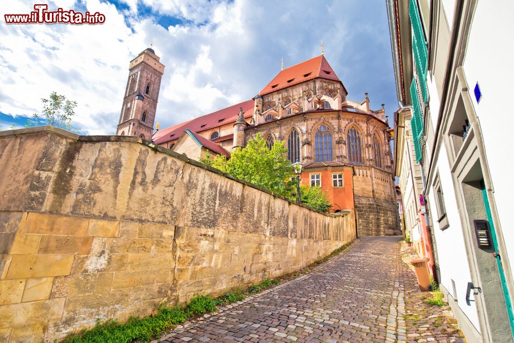 Immagine Bamberga, Germania: scorcio della torre del duomo e di una stradina della vecchia città.