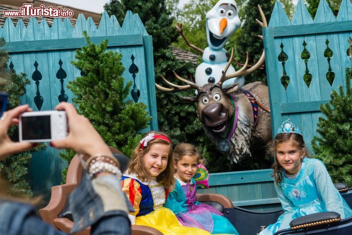 Immagine Sven e Olaf, i simpatici personaggi di Frozen, in posa al Marketplace per una foto ricordo con i bambini: siamo a Disneyland Paris, in Francia