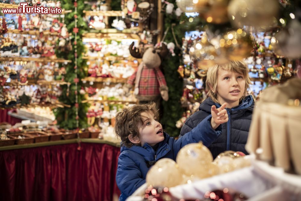 Immagine Anche i più piccoli si divertono tra le magiche bancarelle del mercato di Natale di Bolzano - © Alex Filz / www.suedtirol.info
