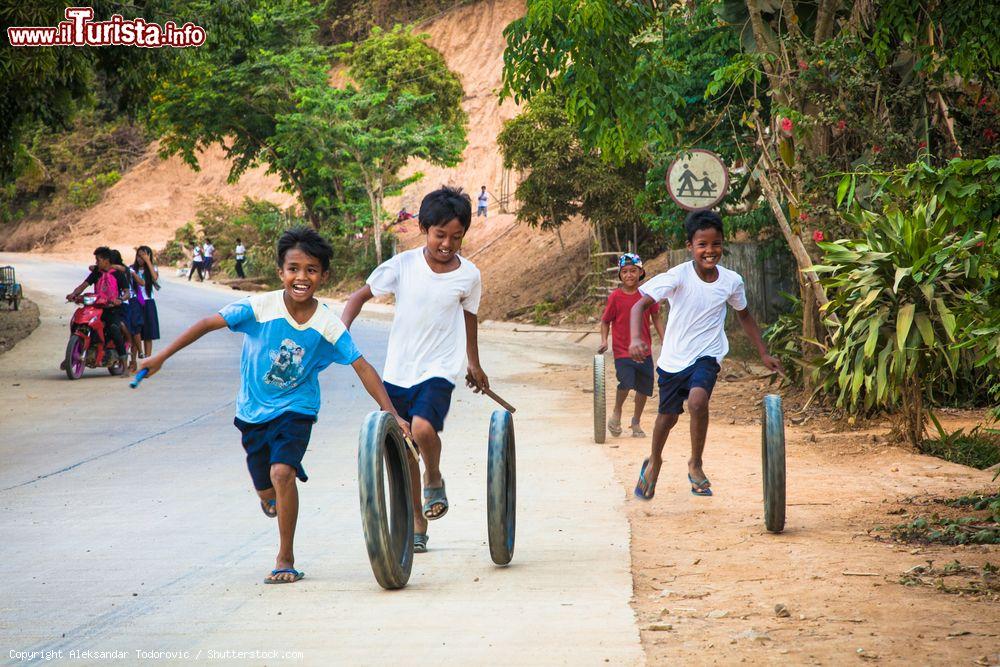 Immagine Bambini giocano con pneumatici in un villaggio dell'isola filippina di Palawan - © Aleksandar Todorovic / Shutterstock.com