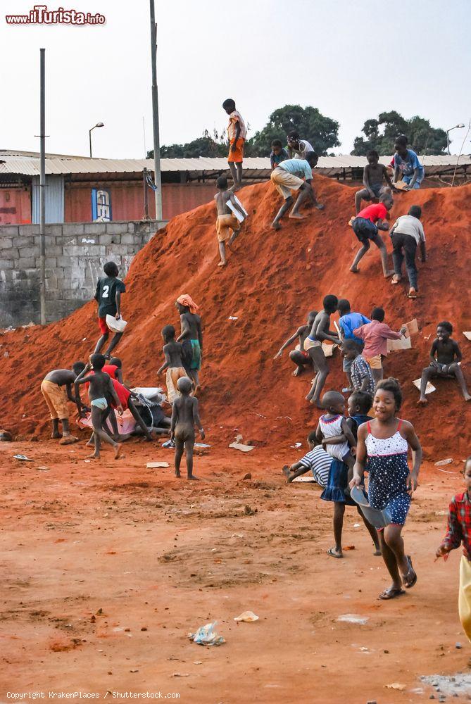 Immagine Bambini giocano in una strada della capitale Luanda, Angola - © KrakenPlaces / Shutterstock.com