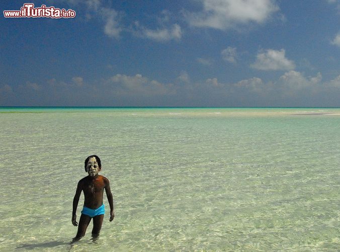 Immagine Bambino in acqua a Ouva, Nuova Caledonia (Oceania).