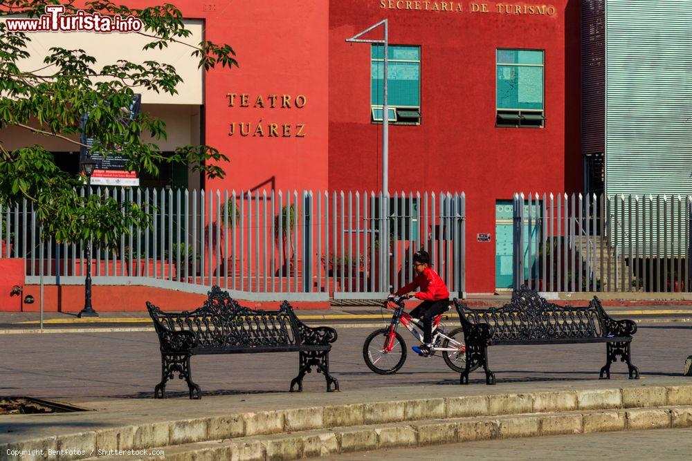 Immagine Un bambino in bici davanto al Teatro Juárez e alla Segreteria del Turismo di Oaxaca (Messico) -  © Bentfotos / Shutterstock.com