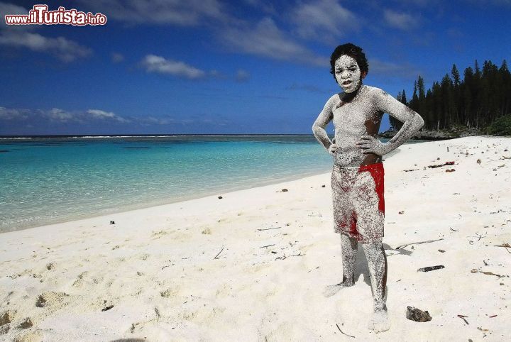 Immagine Bambino kanako in spiaggia sull'isola di Mar, Nuova Caledonia.