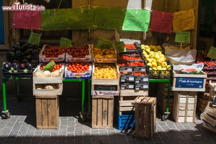 Immagine Bancarella di frutta e verdura in centro a Cairo Montenotte, provincia di Savona - © Frank Gaertner / Shutterstock.com