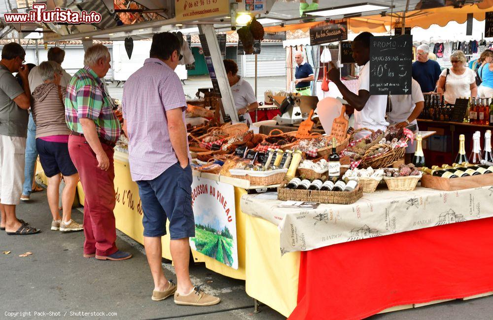 Immagine Una bancarella di prodotti alimentari al mercato di Ars-en-Ré, sull'isola francese di Ré, fotografato in autunno - © Pack-Shot / Shutterstock.com